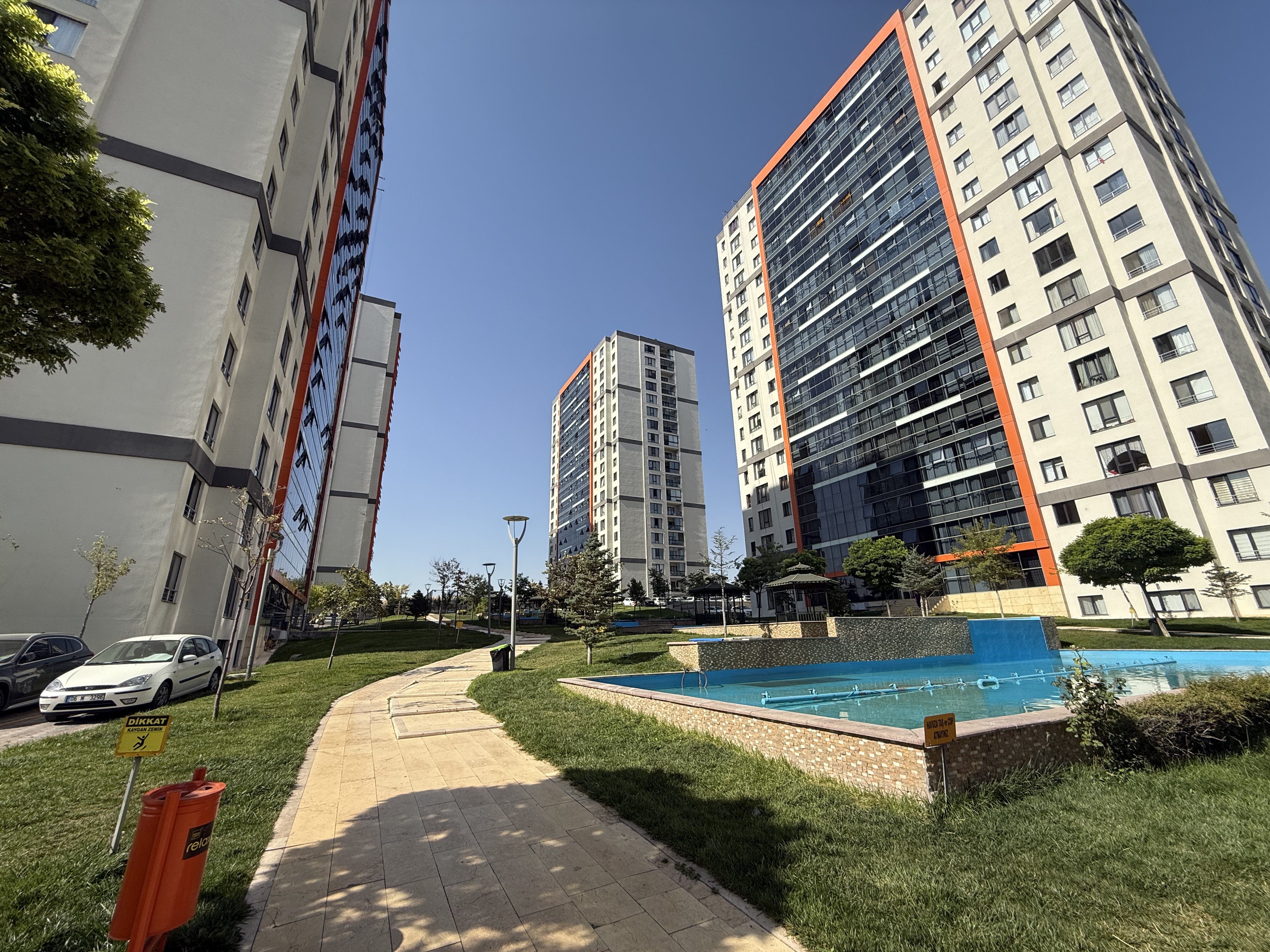 Konum Bilgisi : Yaşamkent Mahallesi Merkezinde,
-Bilkent Şehir Hastahanesine 15dk Mesafe uzaklıkta,
-Site Önünde 14013' Nolu Otobüs Durağı vardır,
- 590 Nolu Koru Metro İstasyonu Ringi,
- Kızılay Sıhhiye dolmuşları ve Taksi Durağı Site Önünde Mevcuttur.
- Okul, Sağlık ocağı, Avm ve Bankalar Yürüme Mesafesindedir.
Site Bilgisi : 1504 Konuttan oluşmakta,
- 7/24 Günvelikli
- Site İçerisinde Güzellik Salonu, Restaurant, Market ve Büfe mevcut olup Evlere Servis hizmeti vardır.
- Profesyonel Fitness salounu,
- Aktif Hamam,
- Aktif Sauna,
- Isıtmalı Yüzme Havuzu,
- Geniş Peyzaj Alanı ve Çocuk Oyun Parkı,
- Voleybol, Basketbol ve Tenis için Spor Sahası,
- Evcil Hayvanların yaşamına uygun,
- Otopark
Tatil Köyü havasında bir yaşam.
Daire Bilgisi:
1+1 45 m²
Ankastre Set Ocak, Fırın, Davlumbaz
Buzdolabı
Bulaşık Makinesi
Hilton Banyo
Peyzaj Manzaralı
Detaylı bilgi için:
Akın Gözkaya
0530 996 80 90