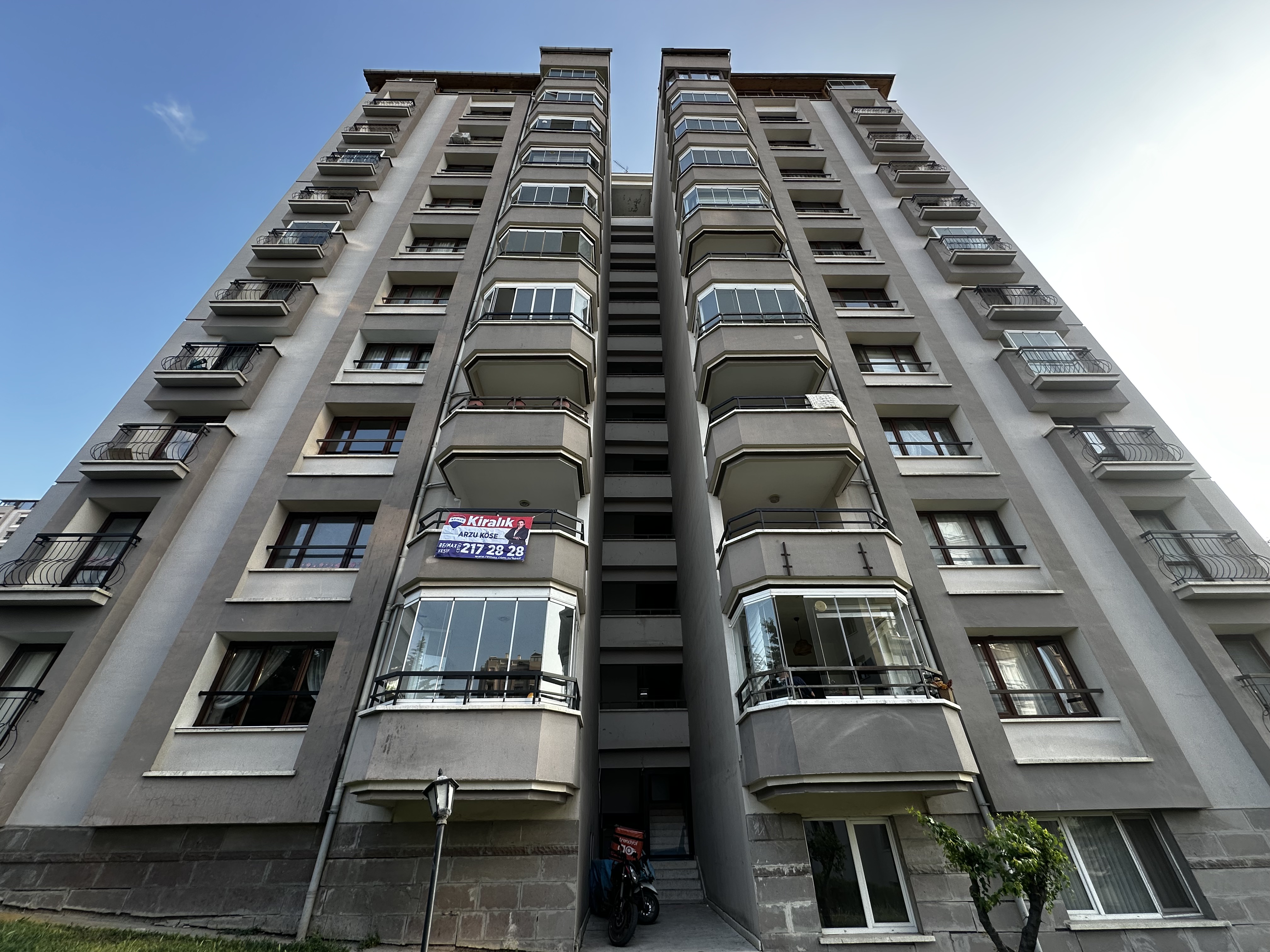 Konum Bilgisi : Yaşamkent Girişinde Eskişehir Yoluna Çok Yakın,
-Bilkent Şehir Hastahanesine 15dk Mesafe uzaklıkta,
-Site Yanında Otobüs Durağı vardır,
- Koru Metro İstasyonu Ringi,
- Kızılay Sıhhiye dolmuşları ve Taksi Durağı Site yanında Mevcuttur.
- Okul, Sağlık ocağı, Avm ve Bankalar Yürüme Mesafesindedir.
Site Bilgisi :
- 7 Bloktan Oluşmakta,
- Köklü Bir Site,
- Geniş Peyzaj Alanı ve Çocuk Oyun Parkı,
- Voleybol, Basketbol ve Tenis için Spor Sahası,
- Otopark
Daire Bilgisi:
4+1 165 m²
Geniş Odalar
Bir Camlı bir de Açık Balkonu olup Çift Balkodur,
Ebeveyn Banyosu
Giyinme Odası
Dairemiz C blok 1. Katta Olup Altında 2 Daire Daha vardır.

Not : Dairenin Tadilata İhtiyacı Vardır.
Detaylı bilgi için:
Akın Gözkaya
0530 996 80 90